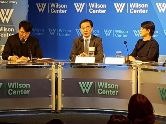 조명균 통일부 장관(가운데)이 15일 미국 워싱턴DC 우드로윌슨센터에서 개최된 ‘2018 한반도 국제포럼(KGF): 미국회의’에서 기조연설을 하고 있다.