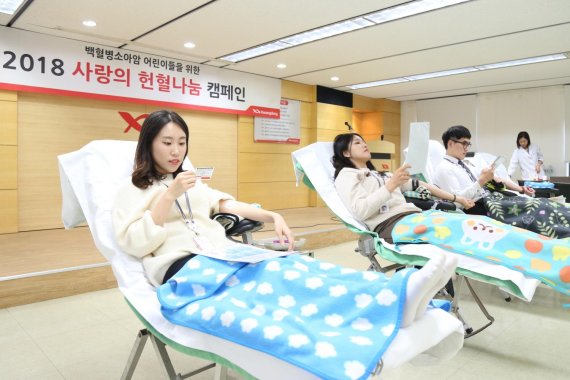 광동제약 직원들이 서울 서초중앙로 본사 강당에서 열린 ‘2018 사랑의 헌혈나눔 캠페인’에 참여해 헌혈을 하고 있다.