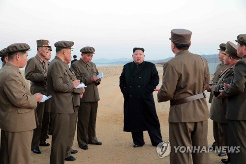 軍 당국, 김정은 현지지도 '첨단전술무기' 신형 장사정포 추정