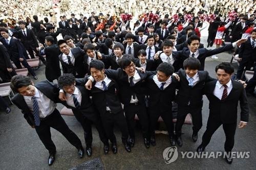 Japanese college students cheer during a job hunting pep rally in Tokyo, Japan, 01 March 2018.EPA연합뉴스77%