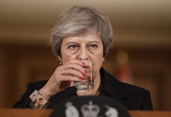 테리사 메이 영국 총리가 15일(현지시간) 수도 런던의 총리 관저에서 열린 기자회견 도중 물을 마시고 있다. AP연합뉴스