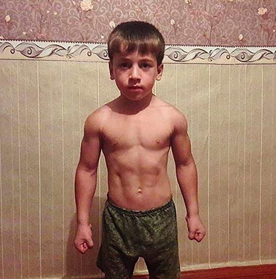 체첸 공화국에 살고 있는 5세 소년 라힘 쿠라예프는 팔굽혀펴기 4,105개를 성공해 대통령을 깜짝 놀라게 했다. 사진=데일리메일 갈무리