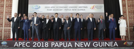 18일(현지시간) 파푸아뉴기니에 열린 APEC정상회의에 참석한 각국 정상들이 기념촬영을 하고 있다. 연합뉴스