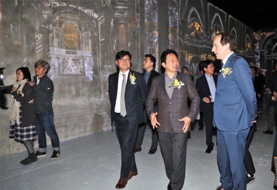 원희룡 제주도지사가 박진우 티모넷 대표, 파비앙 페논 주한 프랑스대사와 함께 전시관을 둘러보고 있다.