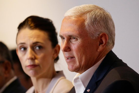 U.S. Vice President Mike Pence, right, talks beside New Zealand Prime Minister Jacinda Ardern during the Leaders Electrification Project meeting as part of the APEC 2018 at Port Moresby, Papua New Guinea on Sunday, Nov. 18, 2018. (AP Photo/Aaron Favila)<All rights reserved by Yonhap News Agency>
