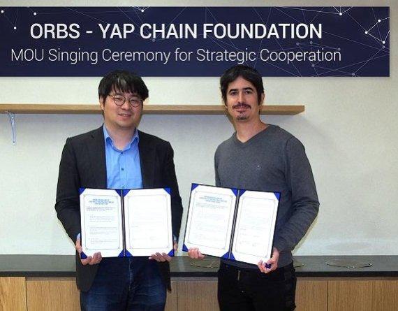 박성재 얍체인재단 대표(왼쪽)와 유리엘 펠레드 오브스(ORBS) 공동창업자가 업무협약 체결 이후 기념촬영을 하고 있다.