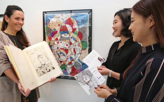 현대百, '슬로바키아 대사관이 추천하는 그래픽 아트 감상하세요'