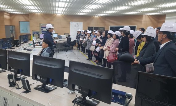 지난 20일 대전서부교육지원청 관할 초등학교 교감들을 대상으로 LH 대전에너지사업단 현장 견학이 진행되고 있다.
