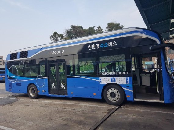 서울에서 21일부터 첫 운행에 들어간 수소시내버스.