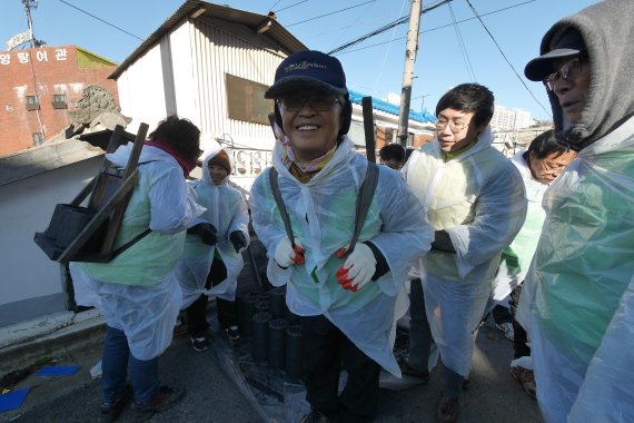 공무원연금공단이 진행하고 있는 ‘김장·연탄나눔 전국 릴레이 캠페인'에 참가한 상록자원봉사단원들이 연탄을 나르고 있다. /사진=공무원연금공단