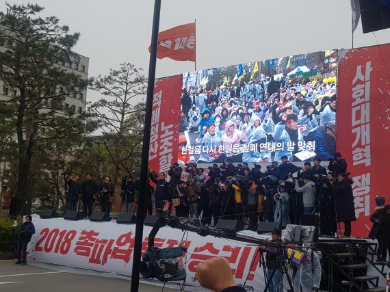 전국민주노동조합이 21일 서울 여의도 국회 앞에서 수도권 총파업 대회를 열었다. 이날 행사에는 주최 측 추산 1만명이 참여한 가운데 이번 파업을 둘러싼 찬반 여론이 엇갈리고 있다.
