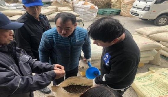 22일 홍천군농업기술센터는 홍천지역 전통 먹거리인 홍총떡 원료 홍천산 메밀 19톤 수매 완료됐다 고 밝혔다. 사진=홍천군 제공