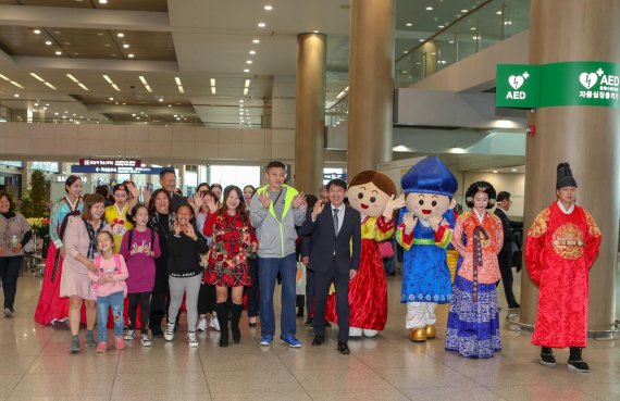 100만 번째 대만관광객 쳔즈쉬엔씨 부부와 함께 입국한 대만 관광객들이 한국 전통공연팀과 함께 행진하고 있다.