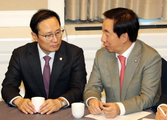 더불어민주당 홍영표 원내대표(왼쪽)와 자유한국당 김성태 원내대표