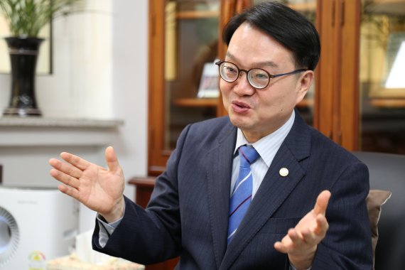 ■약력 △60세 △동아대 경제학 △서울대 행정학 석·박사 △행시 33회 △대통령비서실 교육문화수석실 행정관 △서울대 대외협력팀장 △교육인적자원부 평가지원과장 △부산시교육청 기획관리국장 △교육과학기술부 장관 비서실장 △충남대 사무국장 △서울대 시설관리국장 △서울대 사무국장 △교육부 교육안전정보국장 △제6대 충북도립대 총장(현)　