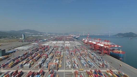 싱가포르 국적 아스팔트 운반선이 신고 없이 들어온 광양항은 한국의 대표적인 수출입 항구다. 사진은 광양항 전경. 출처=fnDB