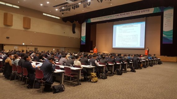 한국원자력안전기술원(KINS)이 22일 광주 김대중컨벤션센터에서 ‘제24회 원전 기기건전성 심포지엄’을 개최하고 있다.<div id='ad_body3' class='mbad_bottom' ></div>