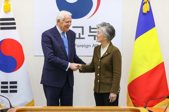 한-루마니아 외교장관회담... “한국은 아시아 내 중요한 협력파트너”