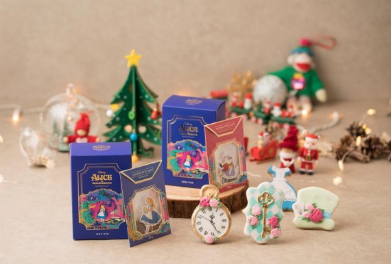 웨스틴 조선 호텔은 페어리 원더랜드 패키지를 이용하는 고객에게 앨리스 인 원더랜드 동화에 등장하는 시계, 토끼, 열쇠 등 다양한 캐릭터를 이용해 만든 앨리스 캐릭터 쿠키와 함께 즐기기 좋은 앨리스 티백 박스를 제공한다.