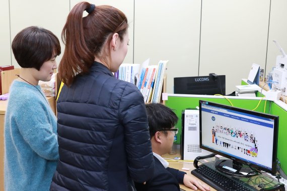 25일 행정안전부 관계자들이 '온라인 주민조례 청구 시스템'을 점검하고 있다. 공인전자서명으로 서명을 대신할 수 있는 이 시스템을 통해 조직, 시간, 자금이 없는 일반 주민도 지역 정책을 제안할 수 있다.