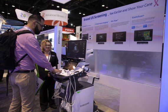 RSNA 2018에 참가한 관람객이 삼성 초음파 영상기기에 적용된 AI 기반 진단보조기능을 체험하고 있다.