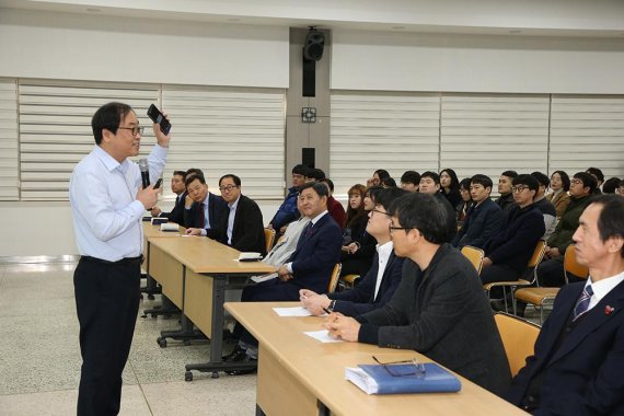 경남 김해시가 26일 박성준 동국대 교수를 초청, 시청 대회의실에서 본청 직원들을 대상으로 ‘블록체인 패러다임’ 특강을 가지고 있다./사진=김해시