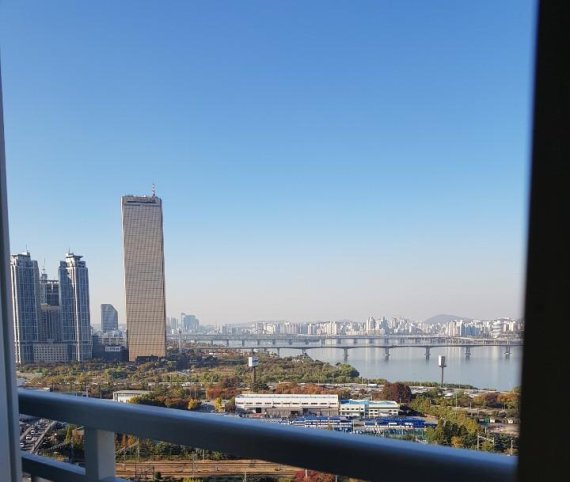 어바니엘 한강에서 바라본 한강 전경. A·B타입(층수 따라 상이)에서는 임차인들이 한강 뷰를 볼 수 있다. A와 B타입의 월 임대료는 각각 81만원, 65만원이다. 보증금은 A타입과 B타입이 각각 1000만원, 1500만원이다. 사진=윤지영 기자