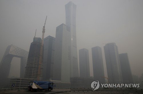 26일(현지시간) 스모그로 뒤덮인 베이징 모습 [로이터=연합뉴스] /사진=연합뉴스