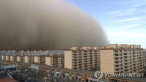 25일(현지시간) 모래폭풍이 밀어닥친 중국 서북부 간쑤성 장예. /사진=연합뉴스