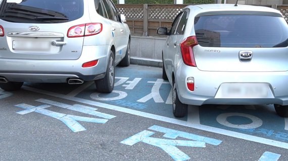 송파구청 주차장에 주차된 차량들의 주차 상태. 사진=해당 영상 갈무리