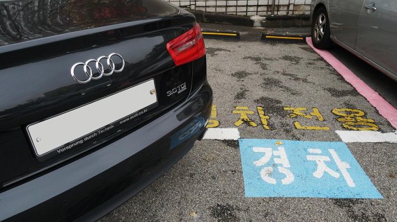 강남구청 경차주차구역에 주차돼 옆 구역 주차를 방해하고 있는 외제차. 사진=조재형 기자