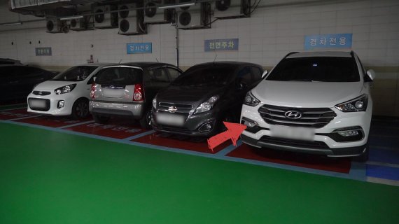 서울 금천구청 지하 주차장에 승합차가 한 대 주차돼있다. 사진=해당 영상 갈무리