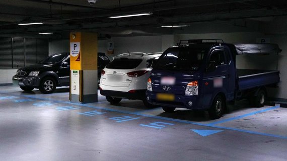 서울 중구청은 주차장 일부를 경차 및 하이브리드 차량 주차 구역으로 설정했지만 트럭과 비(非)하이브이드 차량이 그 자리를 차지하고 있다. 사진=조재형 기자