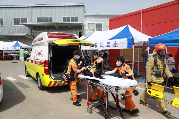 지난 15일 경북 구미국가산업단지에 있는 아주스틸에서 구미시, 구미소방서, 119화학구조센터, 구미화학재난합동방재센터, 구미경찰서 등 관계자들이 '2018년 재난대응 안전한국훈련'을 진행하고 있다.