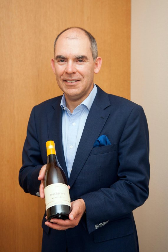 피터 마이클 와이너리의 폴 마이클 대표가 와이너리의 주요 와인인 '마 벨 피'를 소개하고 있다