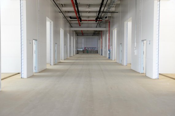 사진3 정부는 대구광역시에 국비 2400억원을 투입해 200여개 물 관련 기업들이 상시 연구할 수 있는 인프라를 갖춘 물산업 클러스터를 조성한다. 내년 7월 완공을 앞두고 11월말 현재 공사가 마무리 단계로 접어들었다. 클러스터의 핵심 시설인 대형 정·하수도 실증 플랜트들도 이미 설치를 마치고 시험 가동을 준비중이다. 사진 1, 2는 실증플랜트, 3은 기업들이 대형 기자재를 이용해 제품 테스트를 할 수 있는 수요자설계구역이다.