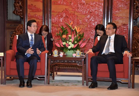 박원순 서울시장이 27일 중국 인민대회당에서 리커창(李克强) 중국 총리를 만나 면담하고 있다.