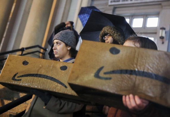 (181127) -- NEW YORK, Nov. 27, 2018 (Xinhua) -- People attend an anti-Amazon rally in Long Island City of New York, the United States, Nov. 26, 2018. Hundreds of New Yorkers braved heavy rains and gathered in a Long Island City neighborhood on Monday evening to protest e-commerce giant Amazon's rece