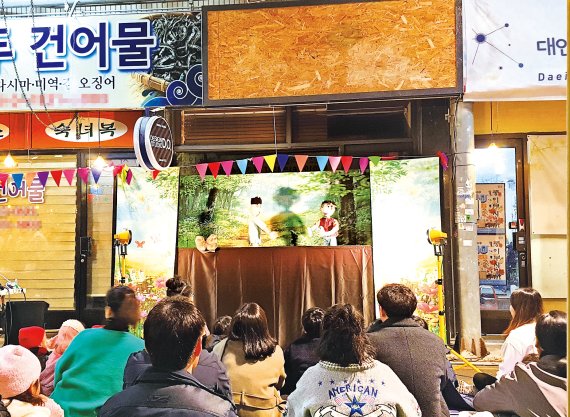 극단 도깨비가 '키드존'에서 전래동화를 각색한 인형극 '단방귀와 똥방귀' 공연을 펼쳐 어린이 관객들의 마음을 사로잡고 있다.