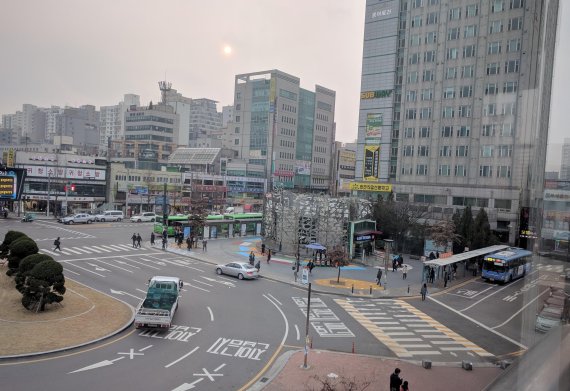 경인전철 주안역과 간석역 광장에 바닥포장을 교체하는 등 광장시설이 정비됐다. 사진은 주안역 앞 광장 전경.