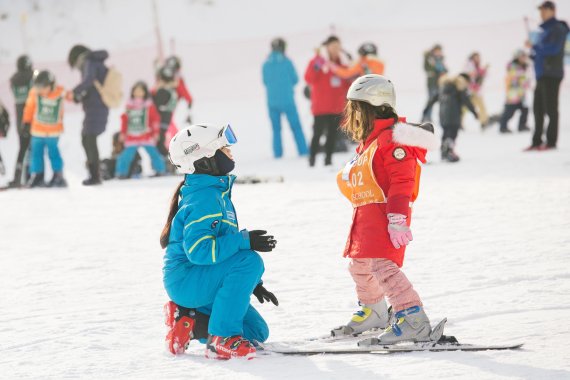 전국의 모든 스키장에는 다양한 형태의 유·무료 스키 강습 프로그램이 마련돼 있어 초보자들도 누구나 안전하게 스키와 스노보드를 즐길 수 있다. 사진은 강원도 춘천 엘리시안강촌 스키장.