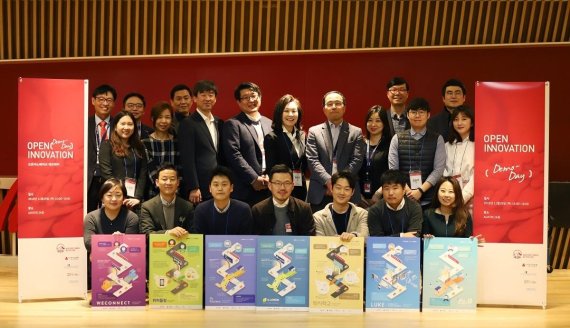 AIA생명은 지난 29일 서울 순화동 본사에서 'AIA 오픈 이노베이션 데모 데이'를 개최했다. 이 행사에 참여한 관계자들이 기념사진을 찍고 있다.