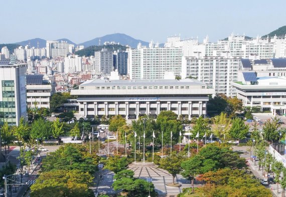 인천시가 시정에 대한 시민참여 기회 확대를 위해 도입한 ‘인천은 소통e가득’ 온라인 시민청원이 개설 1개월인 지난 3일까지 128건의 청원이 등록되고 2만5000명이 방문했다. 사진은 인천시청 전경.