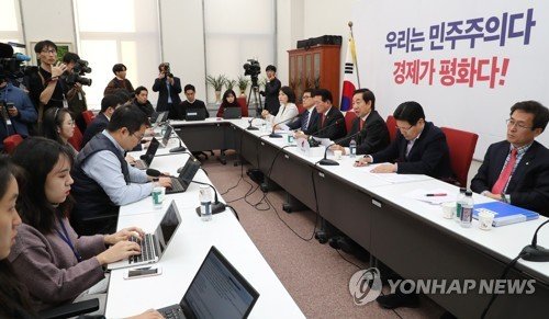 자유한국당 김성태 원내대표(오른쪽 세번째)가 30일 오전 국회에서 유치원 3법관련 기자회견을 열고 발언하고 있다.
