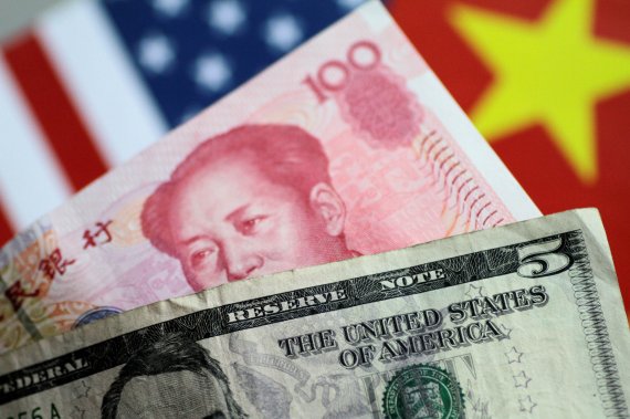FILE PHOTO: U.S. dollar and China yuan notes are seen in this picture illustration June 2, 2017. REUTERS/Thomas White/Illustration/File Photo <All rights reserved by Yonhap News Agency>
