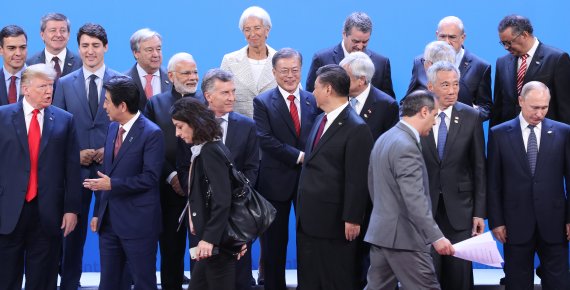 문재인 대통령이 아르헨티나 부에노스아이레스 코스타 살게로 센터에서 열린 2018 G20 정상회의 개막식에서 시진핑 중국 국가주석과 인사하고 있다. 도널드 트럼프 미국 대통령(앞줄 왼쪽 첫 번째)과 아베 신조 일본 총리도 서로 인사하고 있다. 연합뉴스