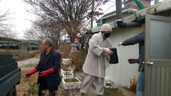 남양주시 진건읍 명덕사 연탄 1만3000장 전달. 사진제공=남양주시