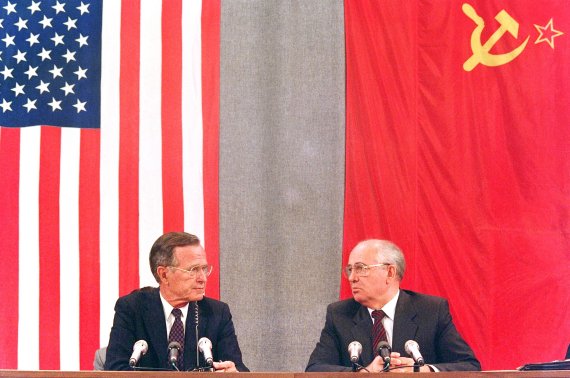 (FILES) In this file photo taken on July 31, 1991 shows US President George Bush (L) and his Soviet counterpart Mikhail Gorbachev during a press conference in Moscow concluding the two-day US-Soviet Summit dedicated to the disarmament. - Former US president George H.W. Bush, who helped steer America