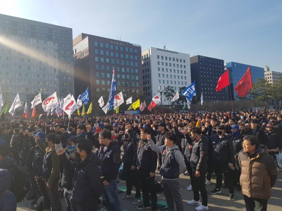 1일 오후 서울 여의도 국회의사당 앞에서 '민주노총 결의대회' 참석자들이 구호를 외치고 있다./사진=오은선 기자