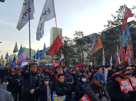 1일 오후 서울 여의도 국회의사당 앞에서 '2018 전국민중대회' 참가자들이 본집회 후 행진하고 있다./사진=오은선 기자